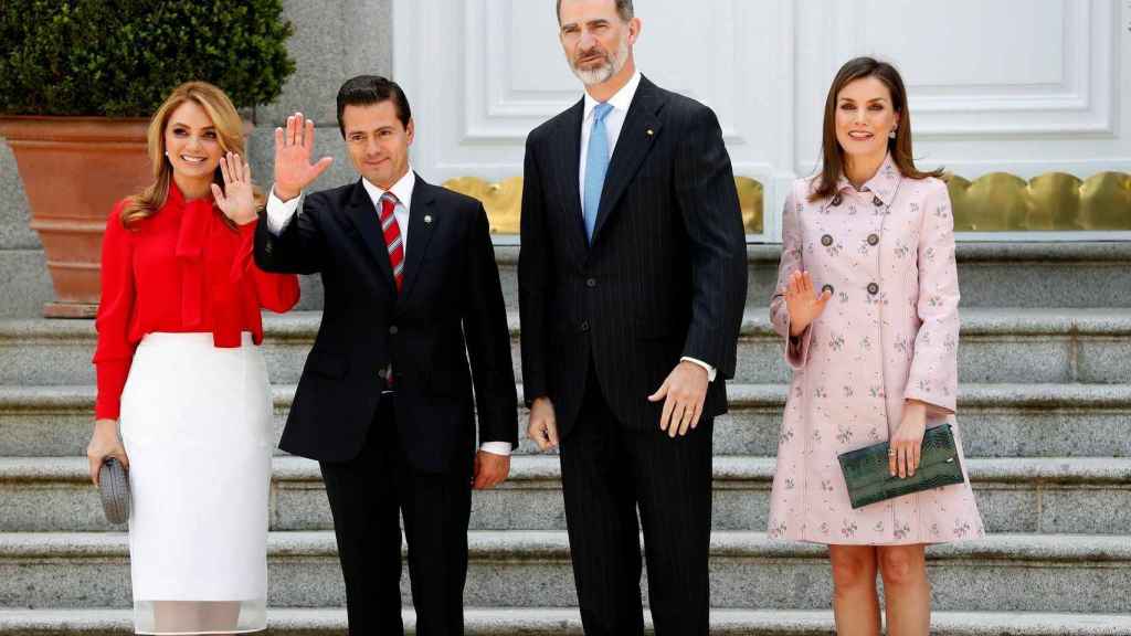 De izquierda a derecha: Angélica Rivera, Enrique Peña Nieto, el rey Felipe y la reina Letizia con bolso de Lidia Faro.