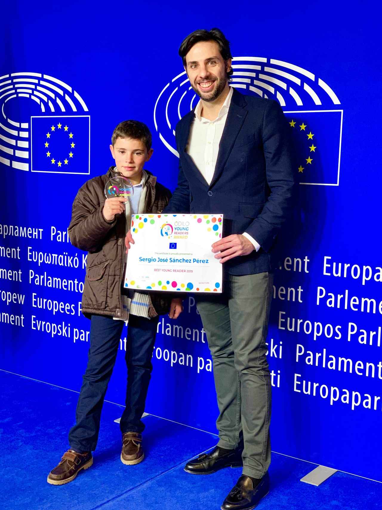 Sergio Sánchez, galardonado con el 'Young Readers Award 2019' y Rodrigo Rodríguez, fundador de Odilo, en el Parlamento Europeo.