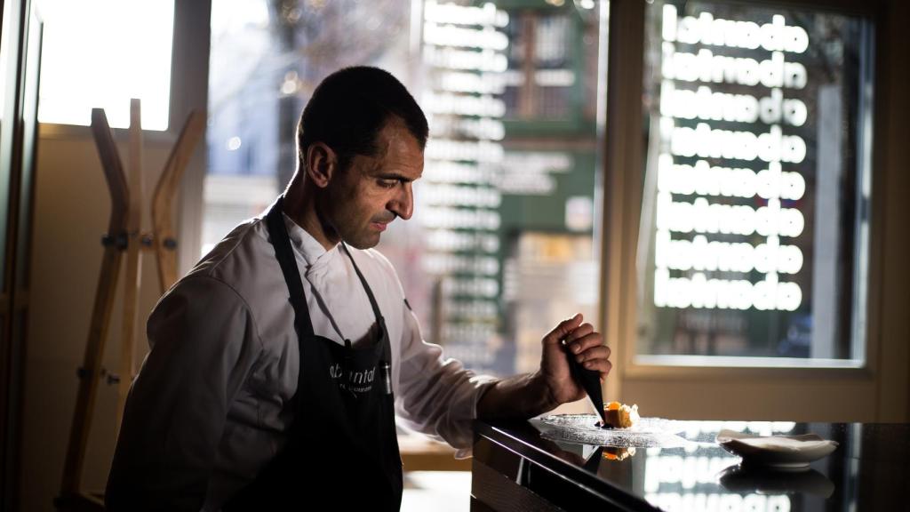 El ajo negro se elabora gracias a un proceso de maduración en la que participan tres variables: la temperatura, la humedad y el tiempo. En la imagen, el chef Julio Fernández, del restaurante Abantal.