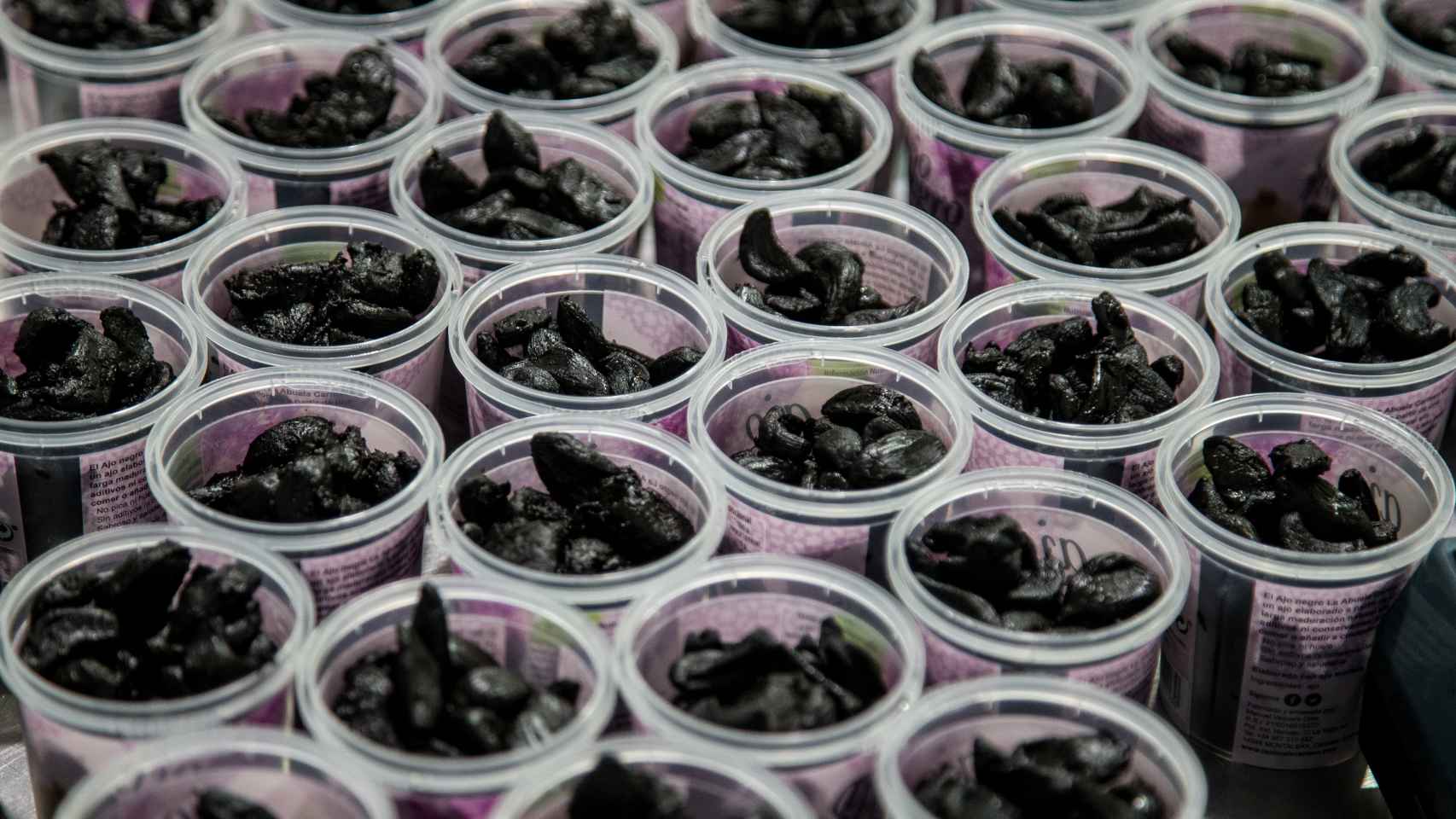 Envases de ajo negro para su distribución en Mercadona.