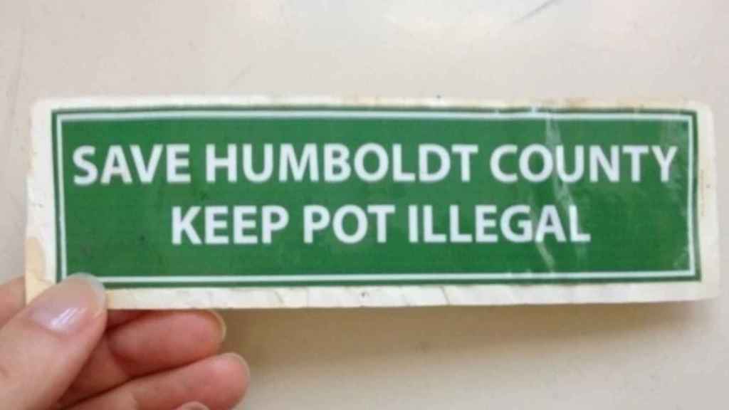 Pegatinas en contra de la legalización de la marihuana en Humboldt por parte de los propios cultivadores