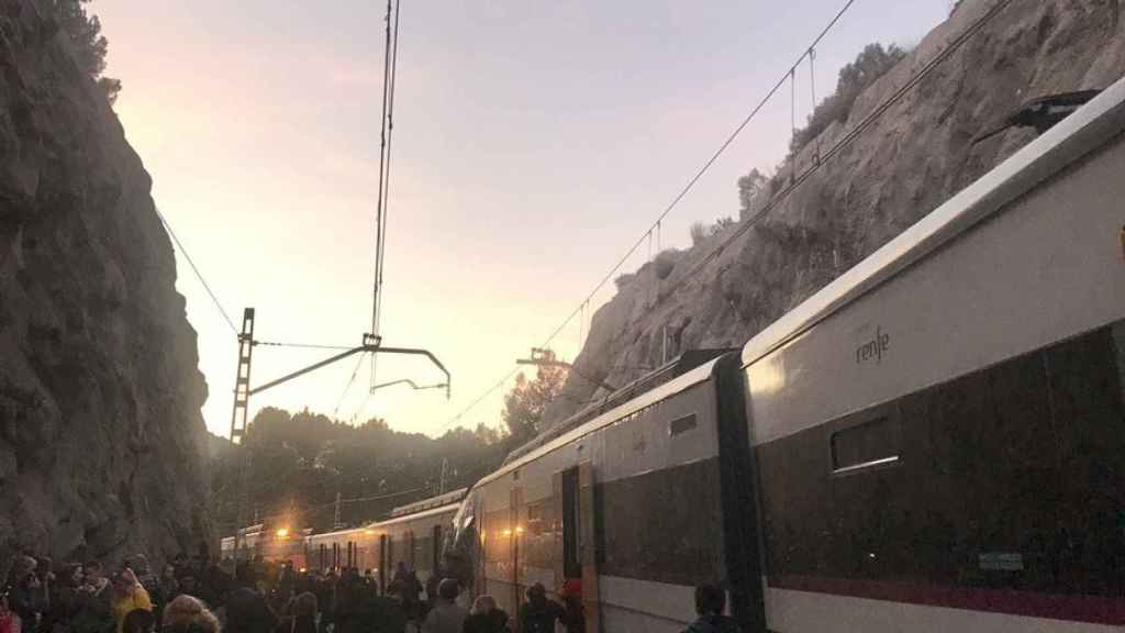 Trenes accidentados en Cataluña momentos después del choque.