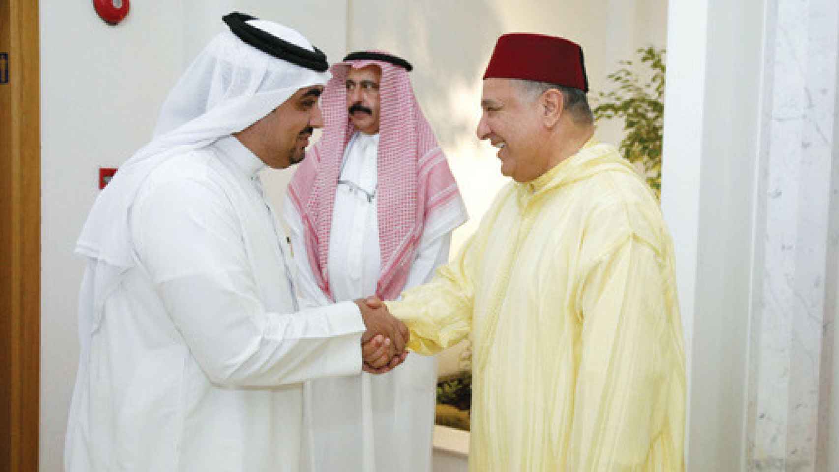 El embajador marroquí en Riad y el rey Mohamed bin Salmán.