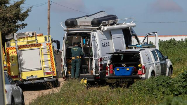 Agentes de la Guardia Civil investigan el pozo en el que han encontrado el cadáver de un hombre en Chiclana (Cádiz)