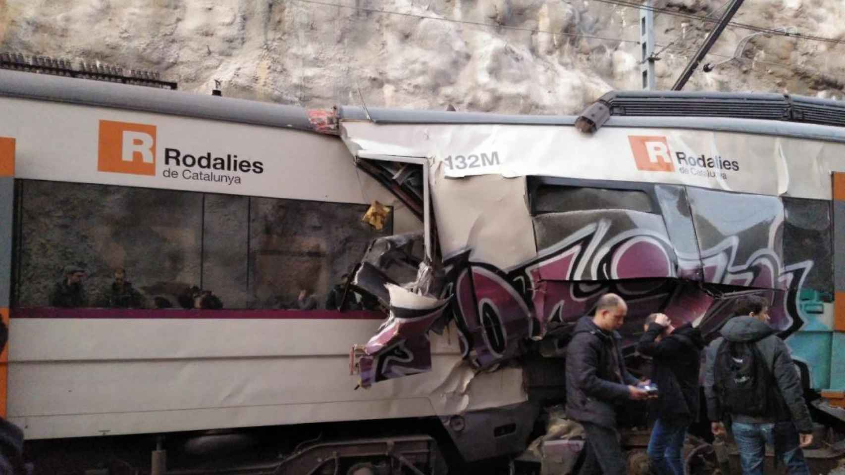 Así es como han quedado los dos trenes que circulaban entre Manresa y Sant Vicenç de Castellet, tras el choque