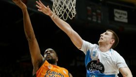 Vladimir Brodziansky lucha con Will Thomas en el Valencia Basket - Monbus Obradoiro