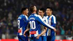 Darder celebra con sus compañeros su gol en el Espanyol - Rayo Vallecano