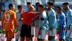 Los jugadores del Celta protestan al árbitro la expulsión de Maxi Gómez durante el partido ante el Getafe de La Liga