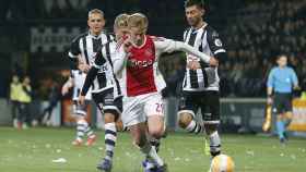 De Jong, durante el Heracles - Ajax. Foto: Twitter (@AFCAjax)
