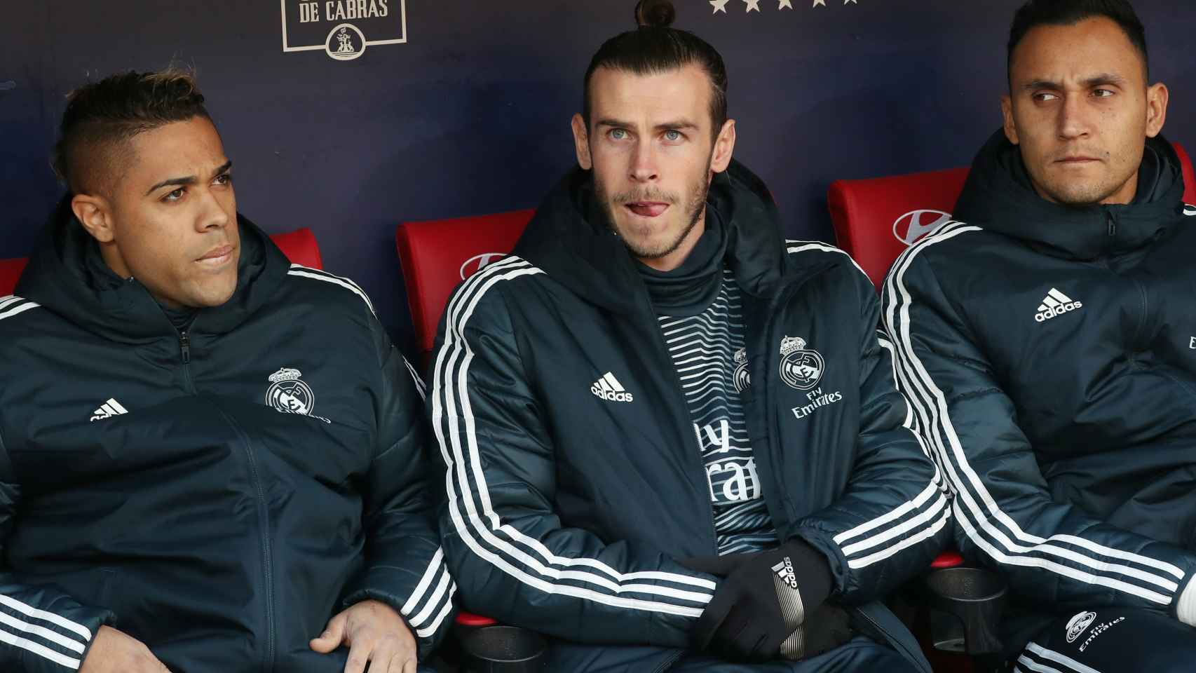 Gareth Bale, en el banquillo junto a Mariano y Keylor Navas
