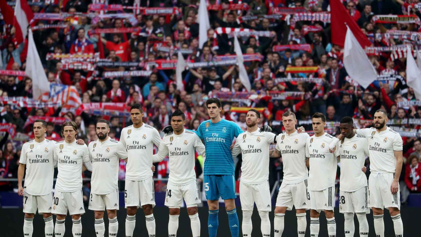 Los jugadores del Real Madrid durante el minuto de silencio a Isacio Calleja