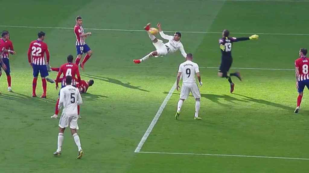 Casemiro, adelanta al Real Madrid en el derbi