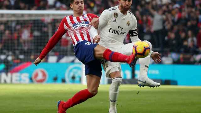 Morata y Sergio Ramos pelean por un balón