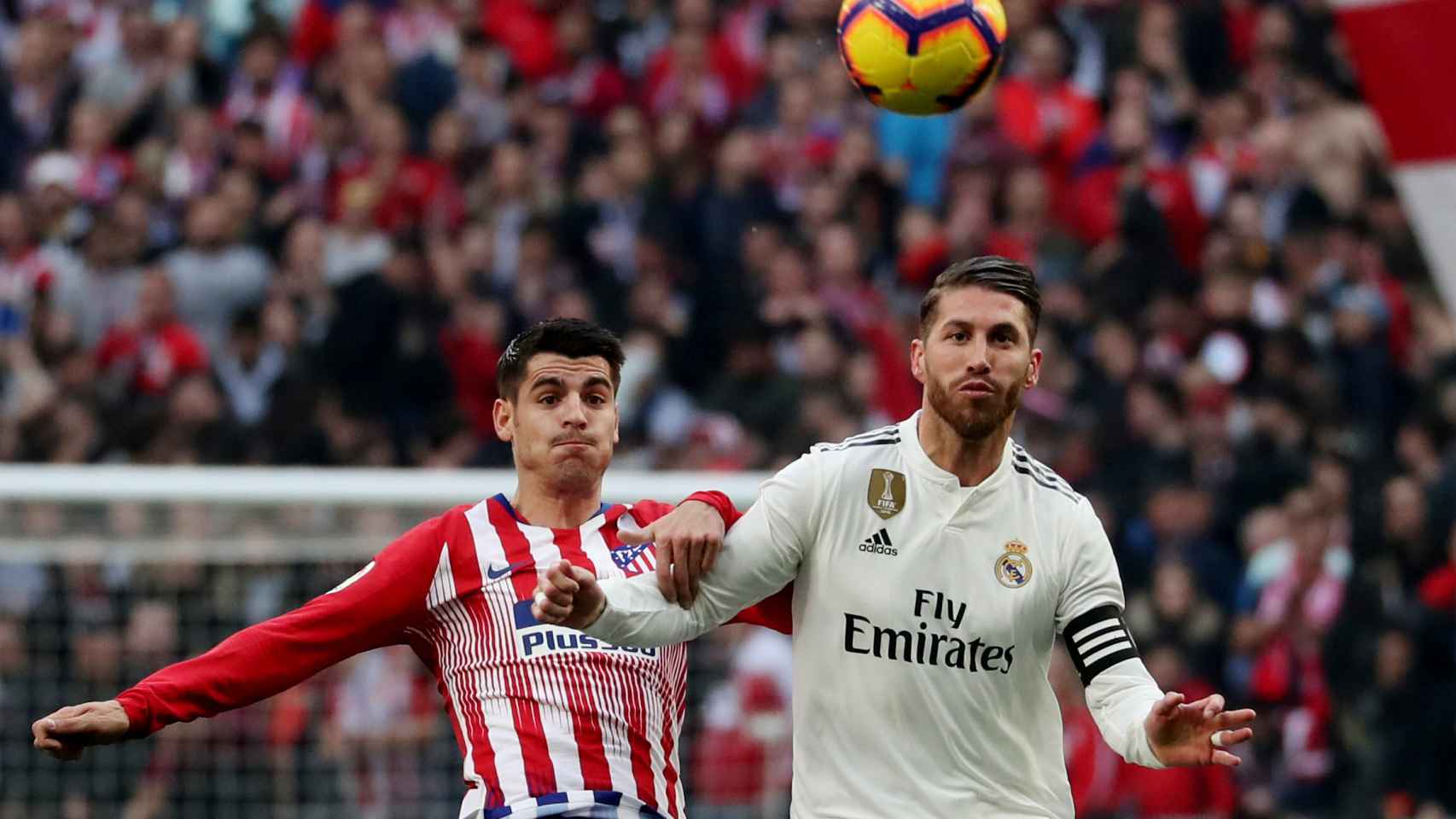 Sergio Ramos protege un balón ante Morata