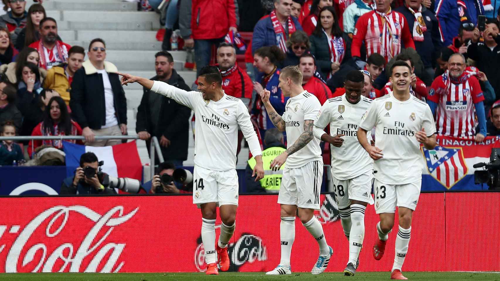 Casemiro celebra el gol del Real Madrid ante el Atlético con sus compañeros