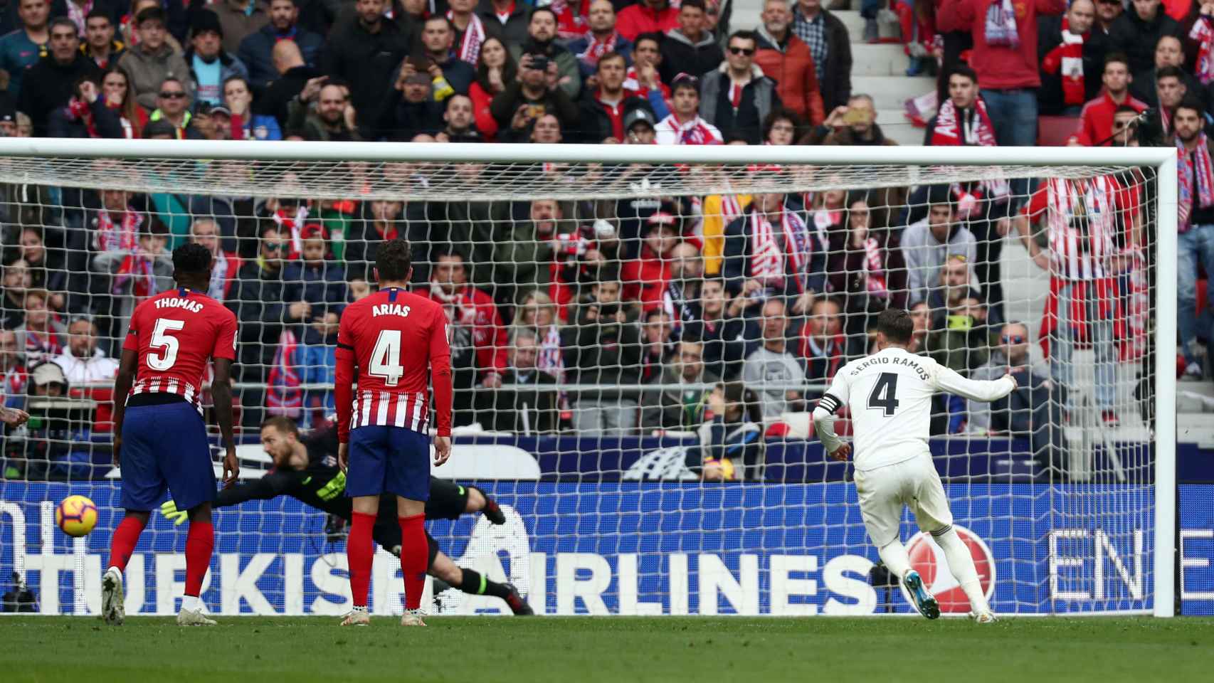 Sergio Ramos adelanta al Madrid de penalti en el derbi