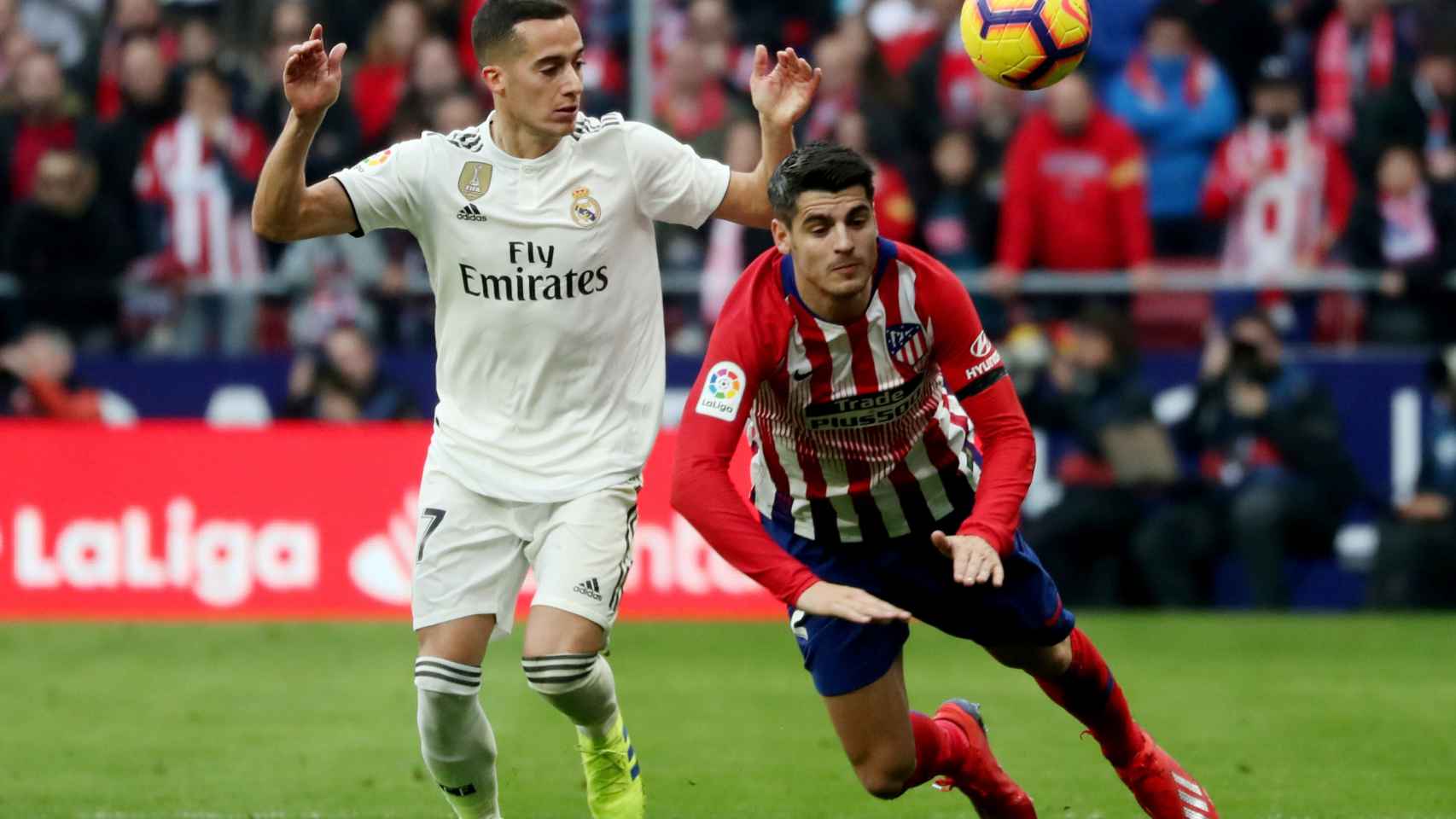 Morata intenta rematar un balón junto a Lucas Vázquez