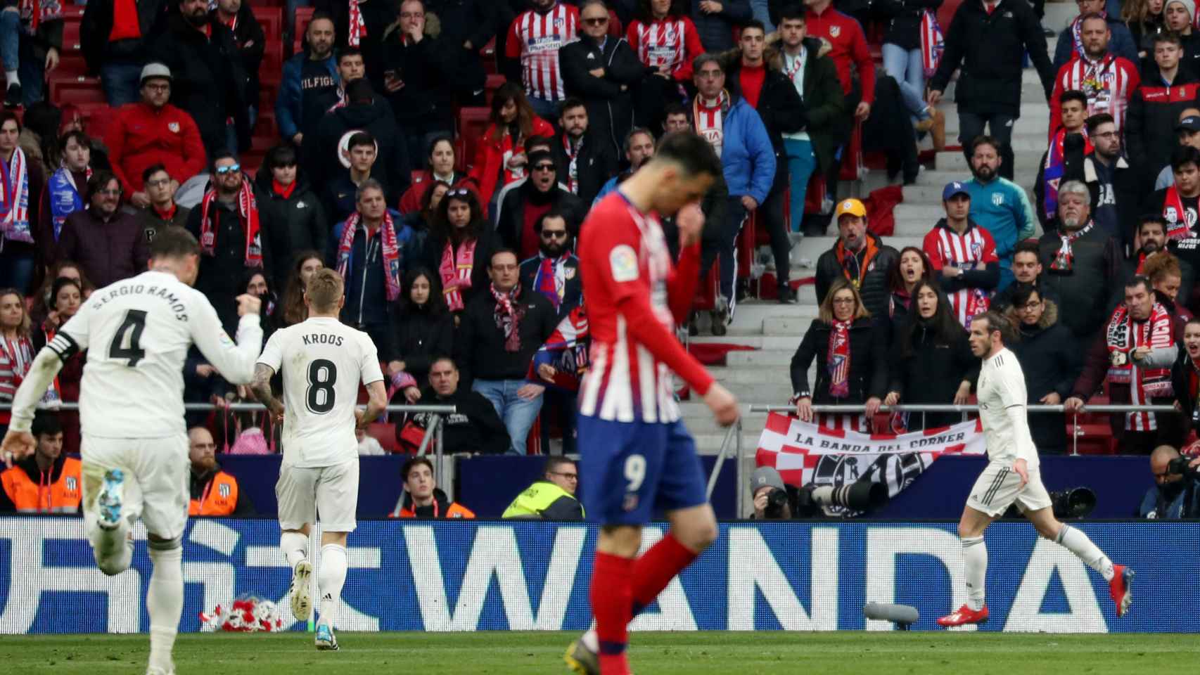 Gareth Bale celebra su gol en el derbi