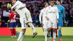 Los jugadores del Real Madrid celebran la victoria al Atlético de Madrid