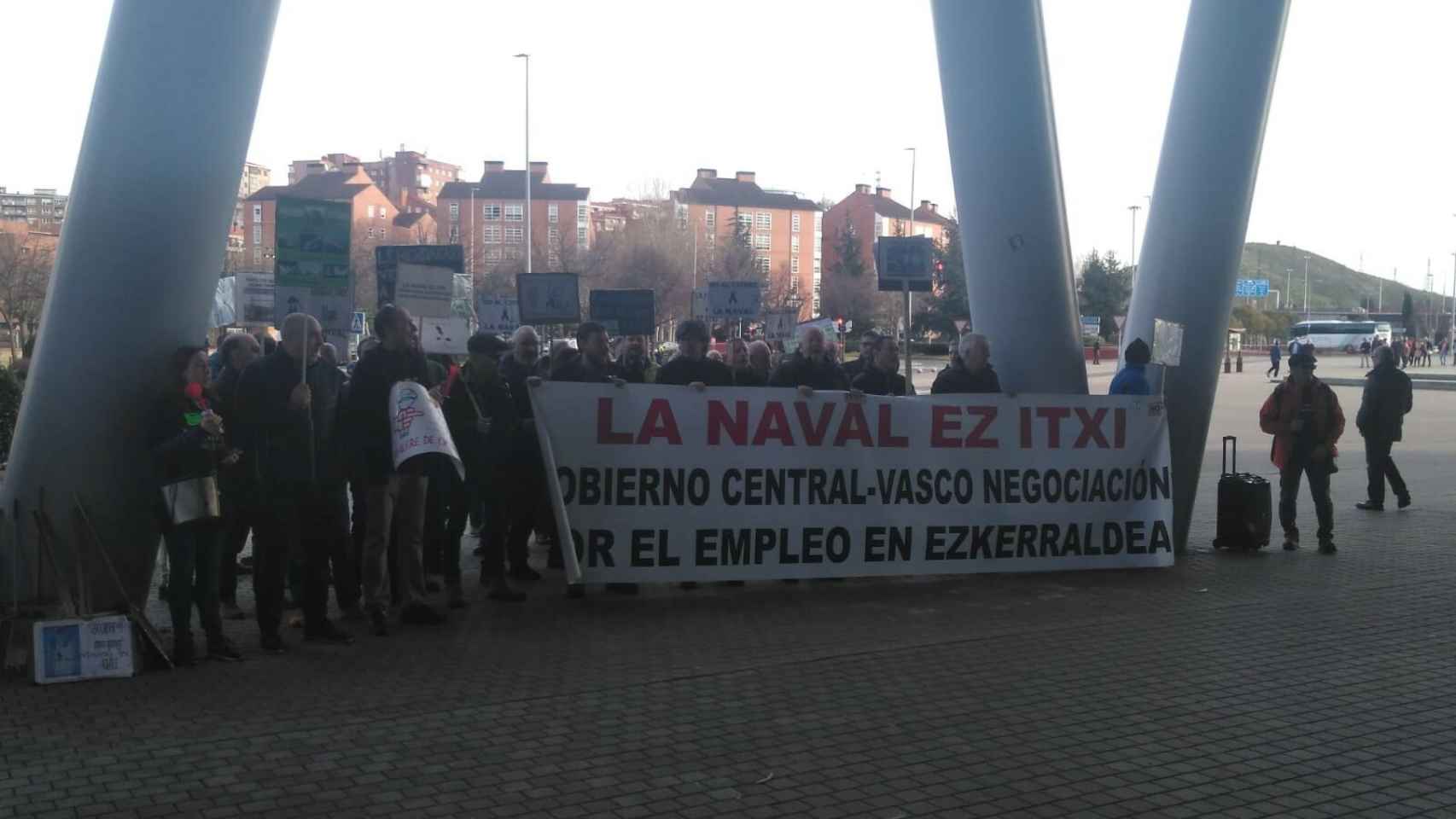 Trabajadores de La Naval pidiendo una reunión con Pedro Sánchez en Baracaldo.