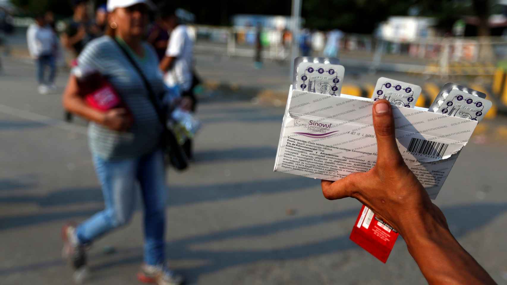 Un vendedor ofrece medicinas en pleno puente Simón Bolívar, entre Colombia y Venezuela.