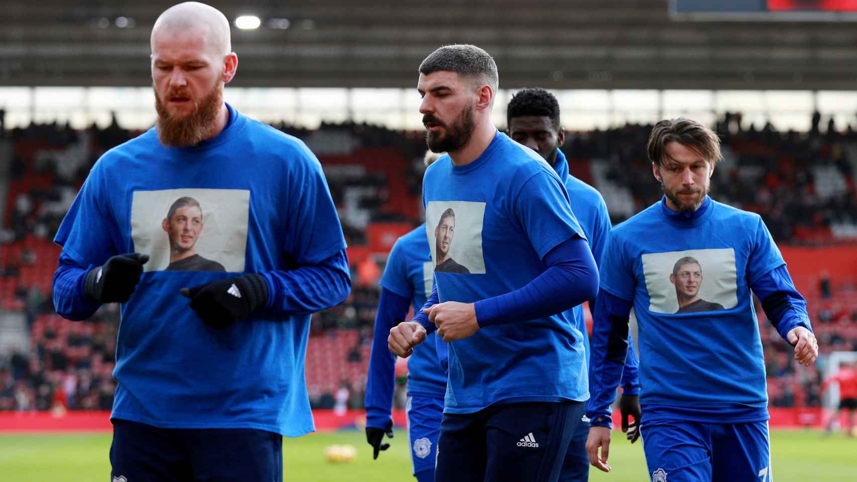 Los jugadores del Cardiff City calentando con camisetas en apoyo a Emiliano Sala