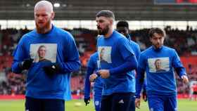 Los jugadores del Cardiff City calentando con camisetas en apoyo a Emiliano Sala