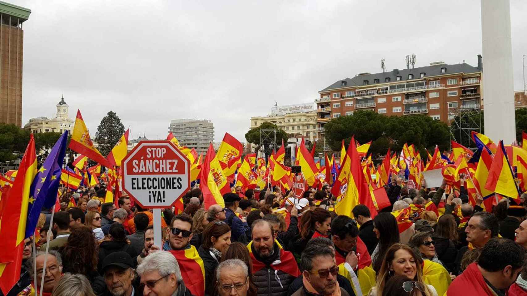 Miles de personas se han concentrado este domingo en Colón para reclamar elecciones inmediatas y el cese de concesiones al independentismo