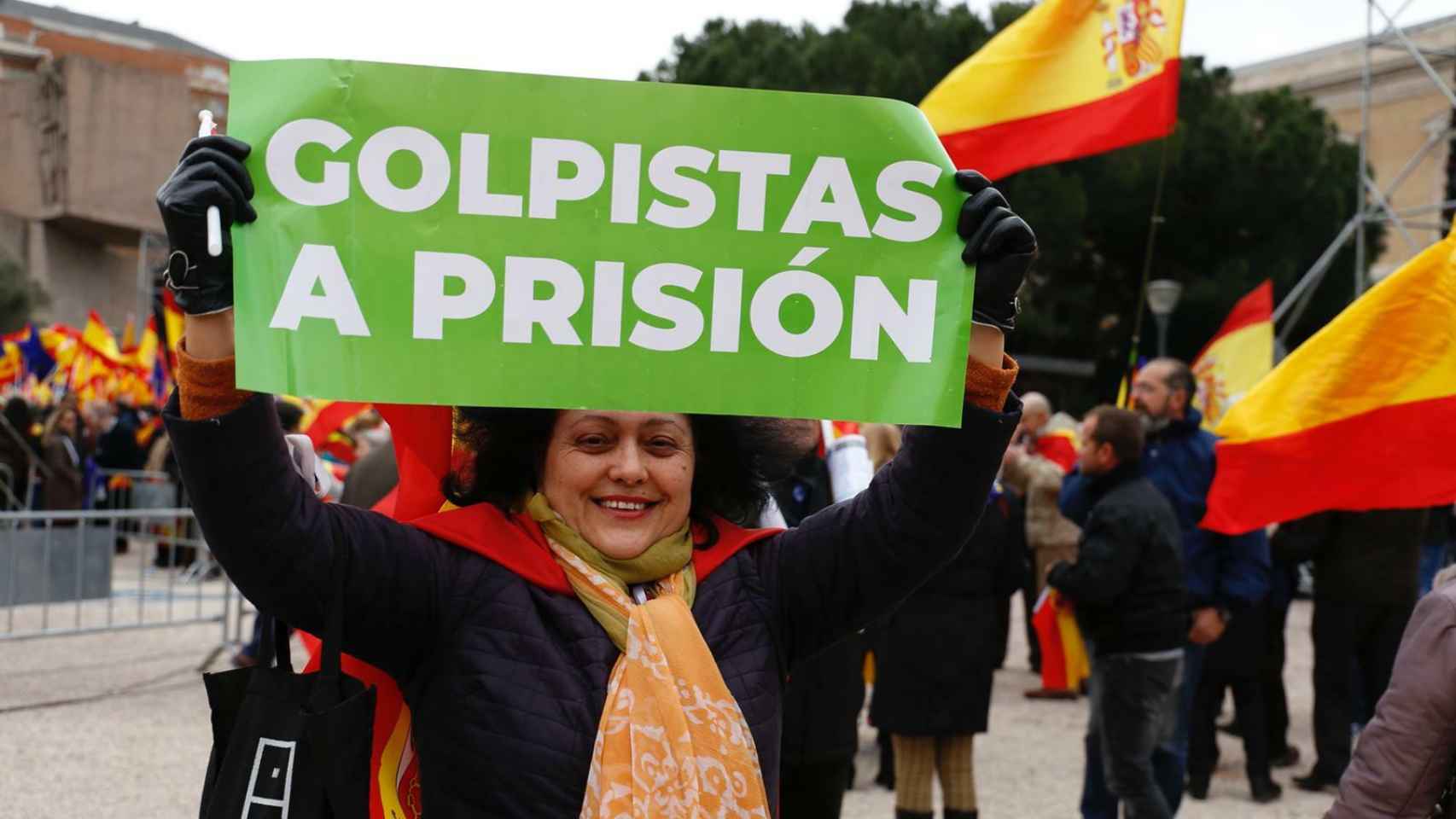 Golpistas a prisión y Por una España unida han sido los lemas más coreados entre la multitud, que reclamó la dimisión del presidente del Gobierno, Pedro Sánchez, en numerosas ocasiones.