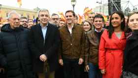 Manuel Valls, junto a Rivera, Villacís, Garicano y Vargas Llosa, en la concentración.