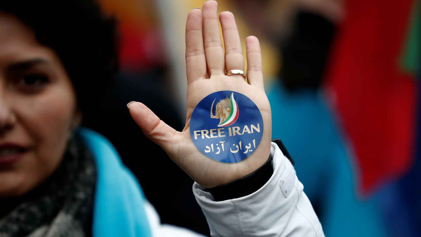 Una iraní pide la libertad de Irán desde una manifestación en París.
