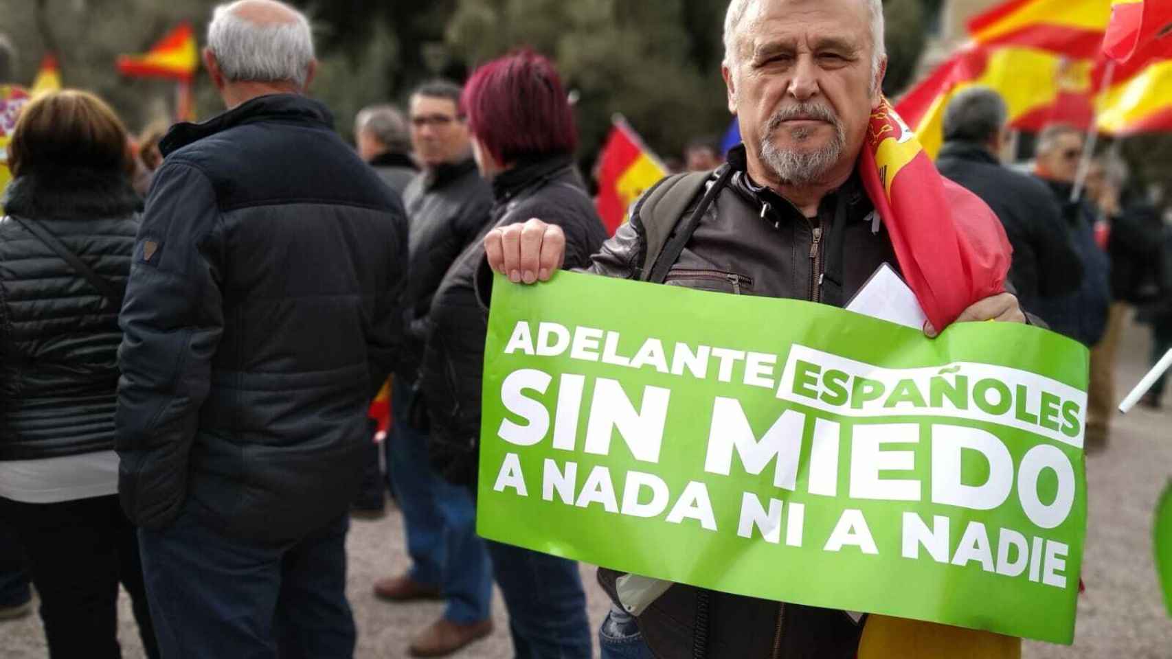 Juan Antonio, con la pancarta repartida por Vox.