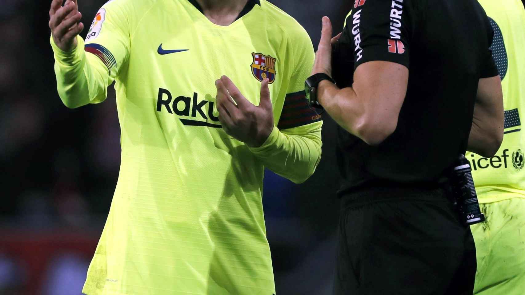 Messi protesta una acción a Del Cerro Grande en el Athletic - Barcelona