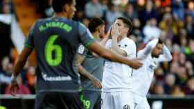 Gameiro se lamenta tras una ocasión fallada en el Valencia - Real Sociedad de La Liga