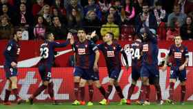 Los jugadores del Eibar celebran el gol de Orellana ante el Sevilla  en La Liga