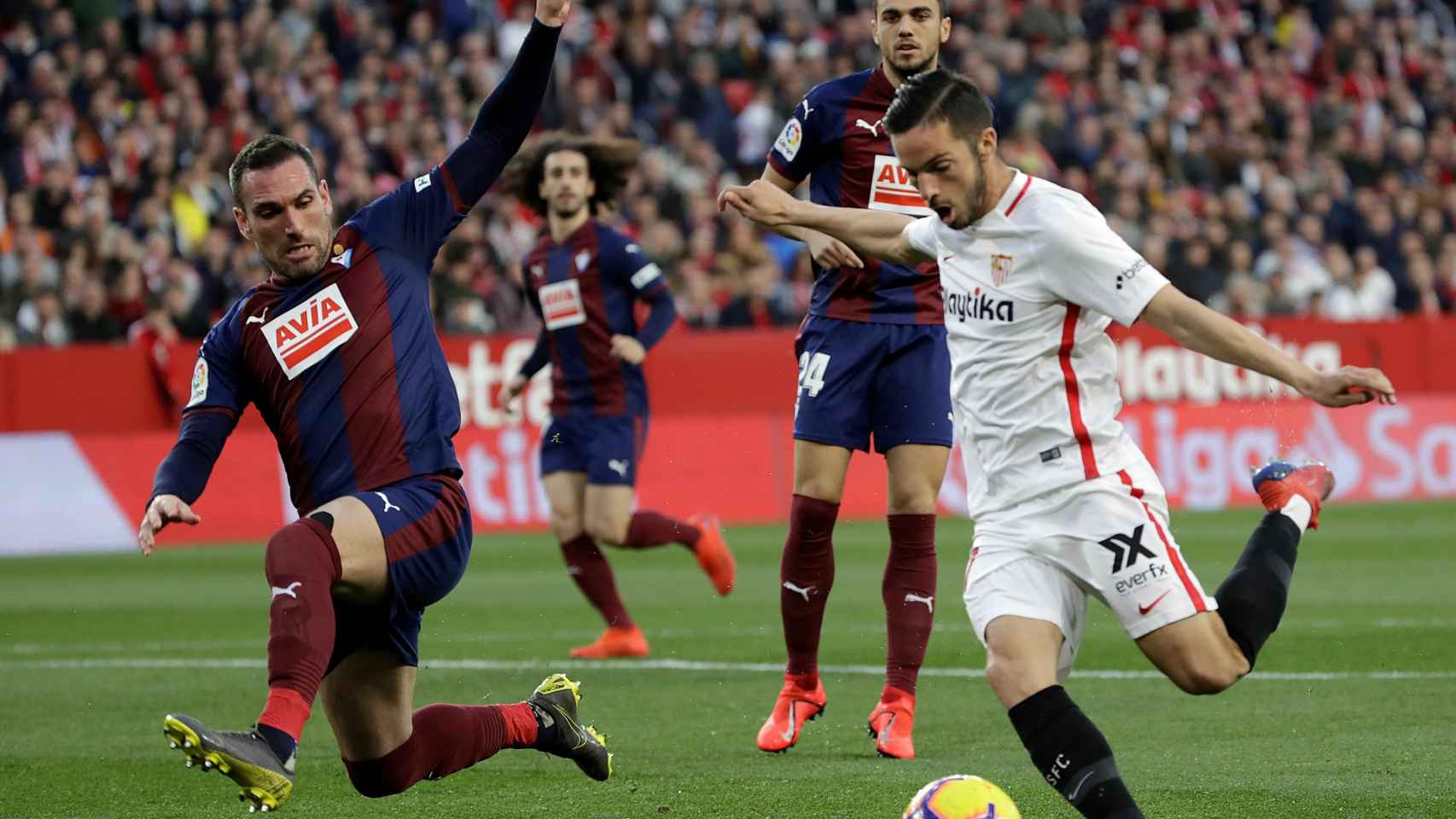 Sarabia pelea un balón con Arbilla en el Sevilla - Eibar de La Liga
