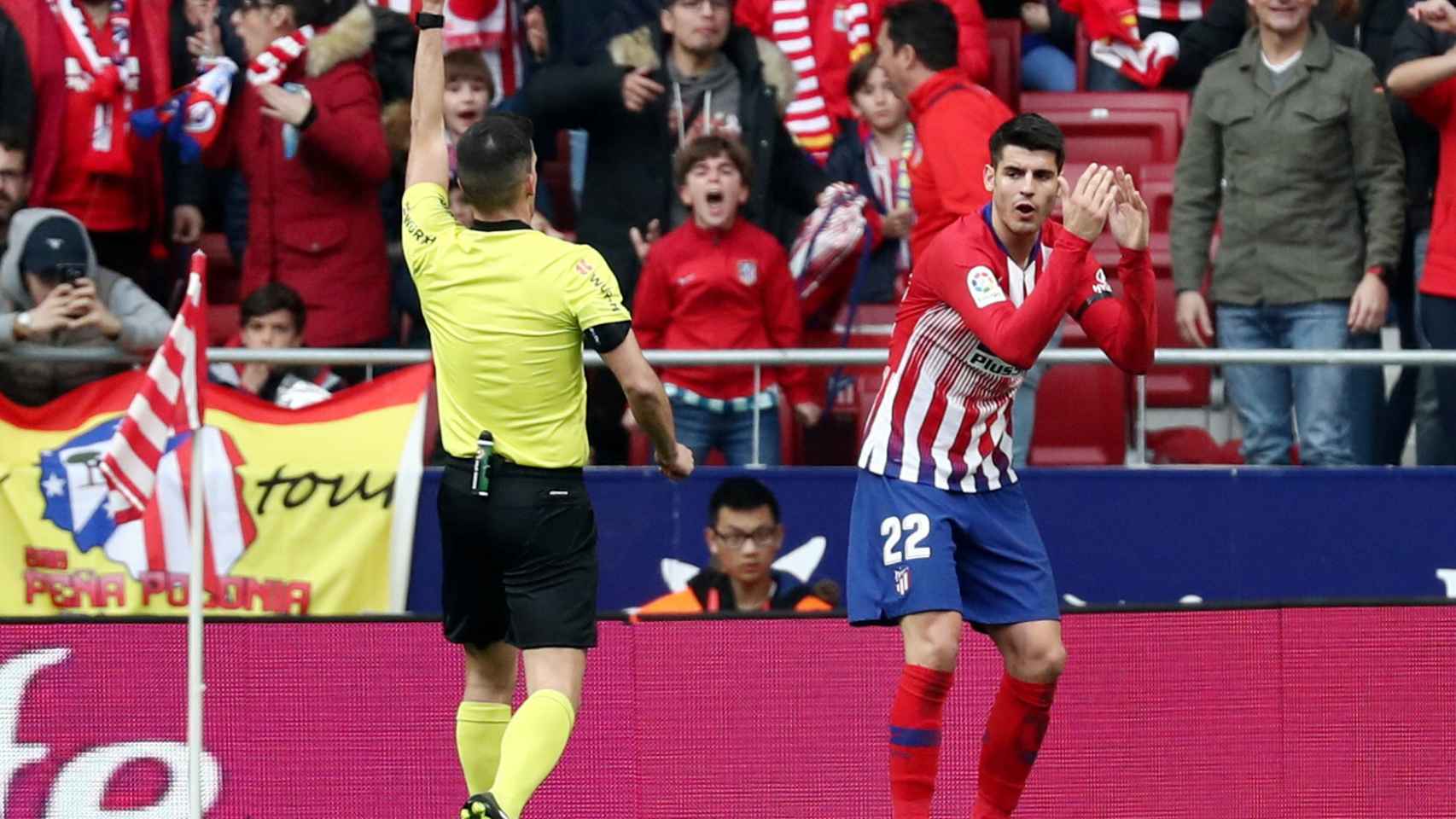 Morata reclama al colegiado durante el derbi contra el Real Madrid