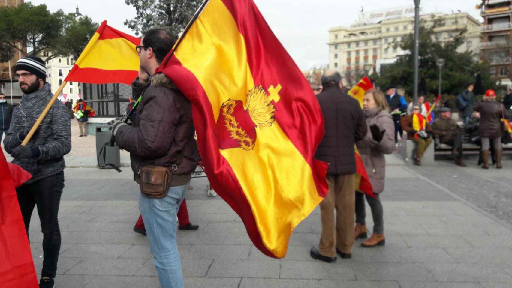 Una bandera de España con el Sagrado Corazón, en Colón.