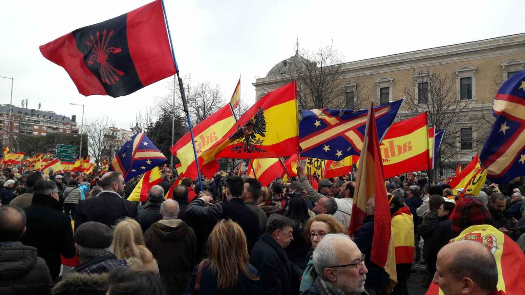 Asistentes a la manifestación de Colón  con banderas de Falange y preconstitucionales.