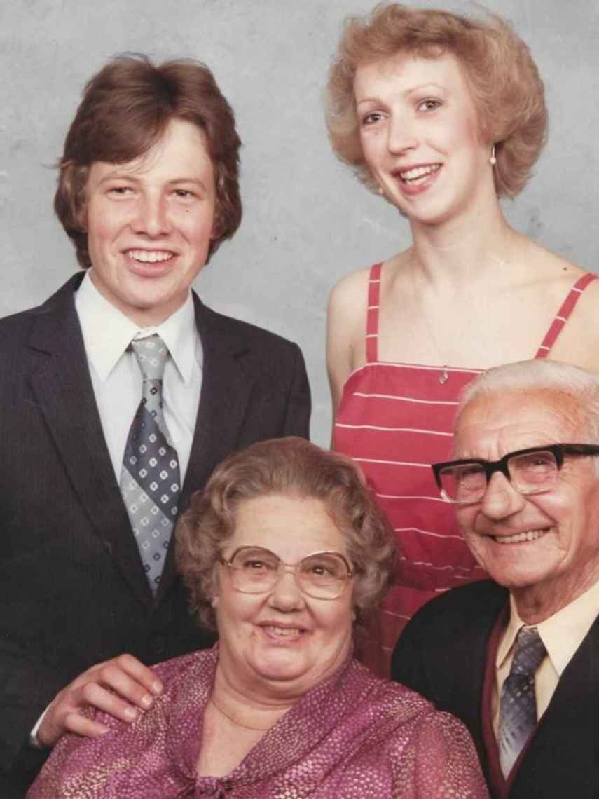 Simon, su hermana y sus abuelos en una publicación de Facebook.