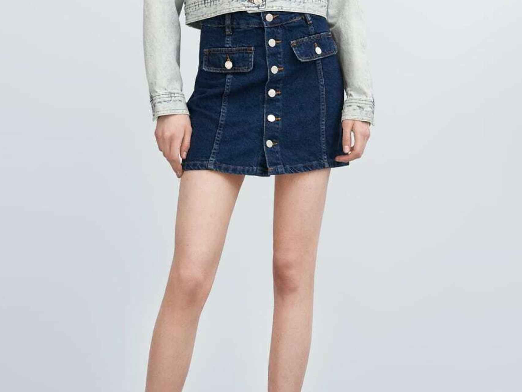 Minifalda vaquera de Zara.