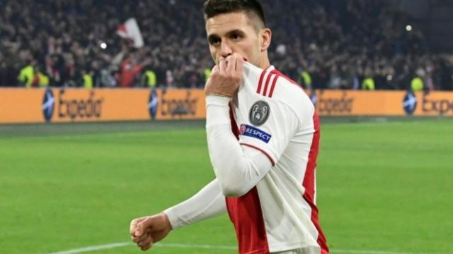 Dusan Tadic celebra un gol con el Ajax