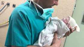 Cholo Simeone con su hija Valentina en brazos nada más nacer.