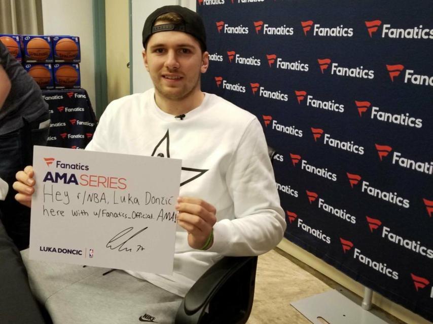 Doncic firmando con Fanatics. Foto: Twitter (@fanatics)