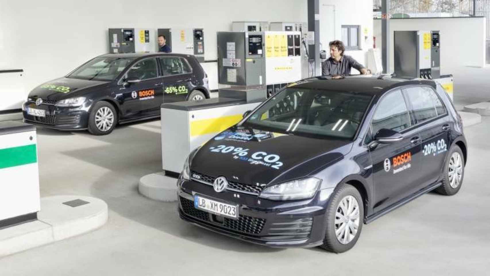 Vehículos Volkswagen en la gasolinera con dispensador de R33