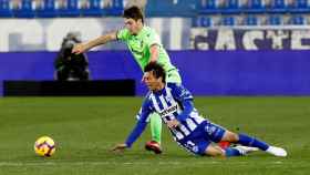 Vukcevic lucha por el balón ante Inui en el Alavés - Levante de La Liga