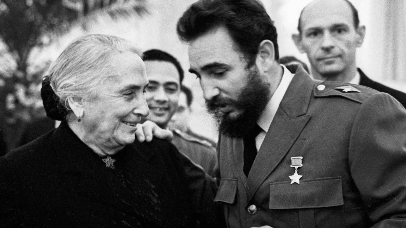 La Pasionaria con Fidel Castro.