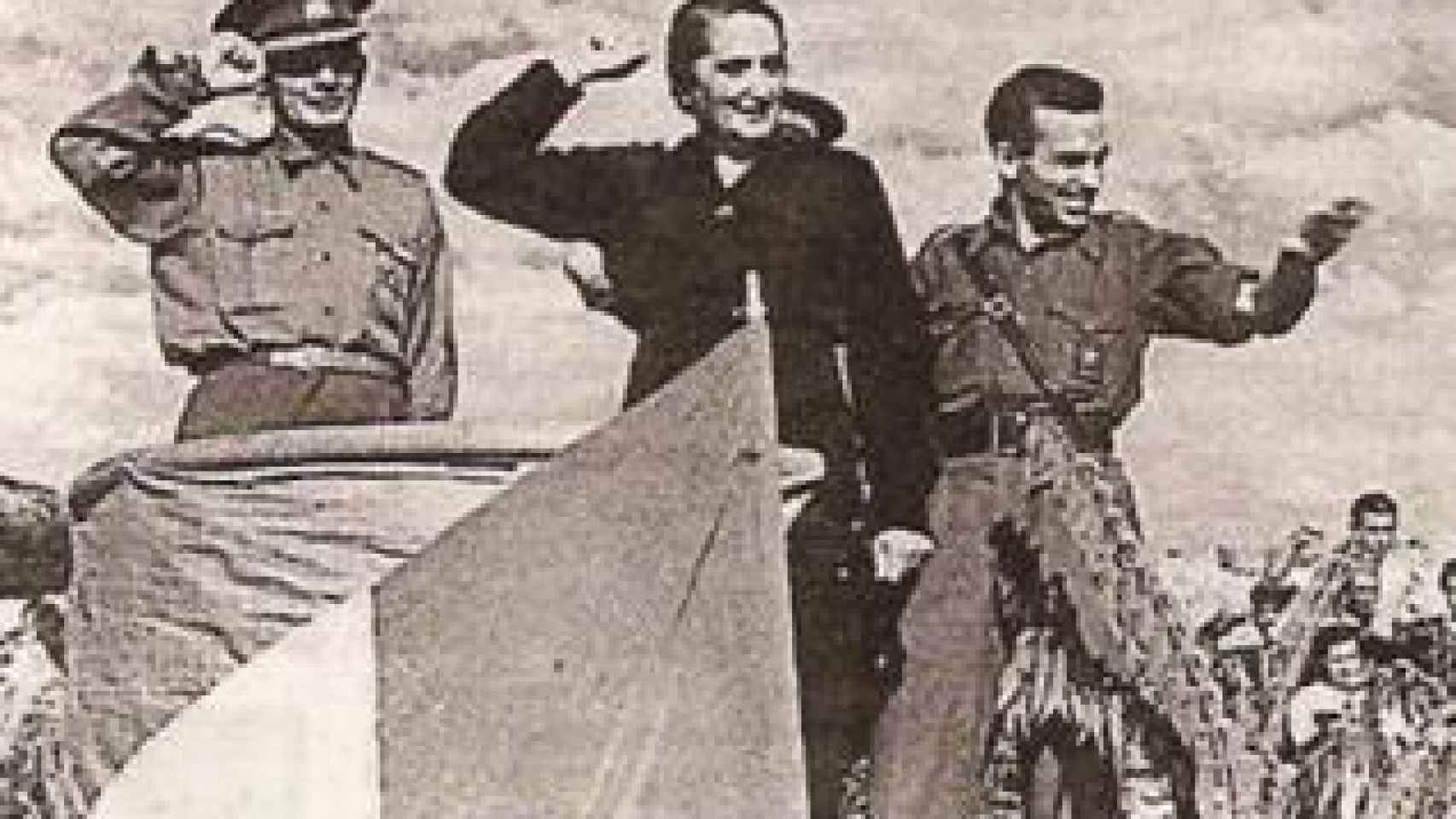 A la derecha de la Pasionaria, el general Walter. A su izquierda, Francisco Antón.