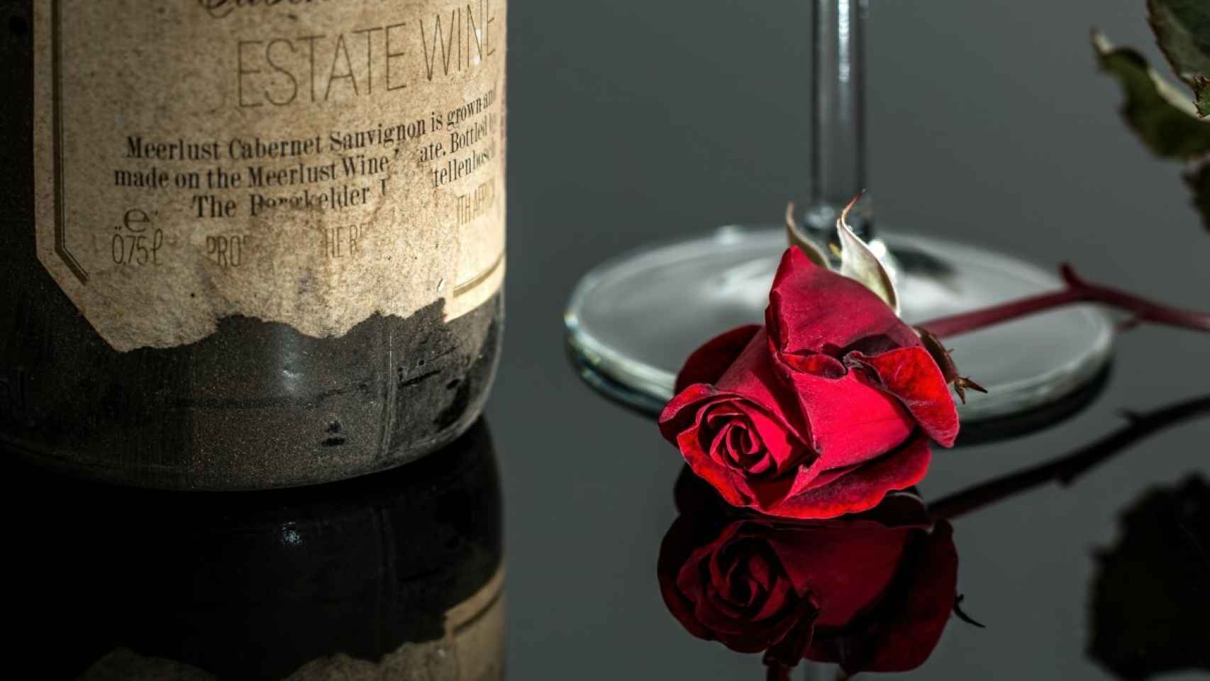 rose_wine_red_romantic_bottle_drink_glass_vintage-678557