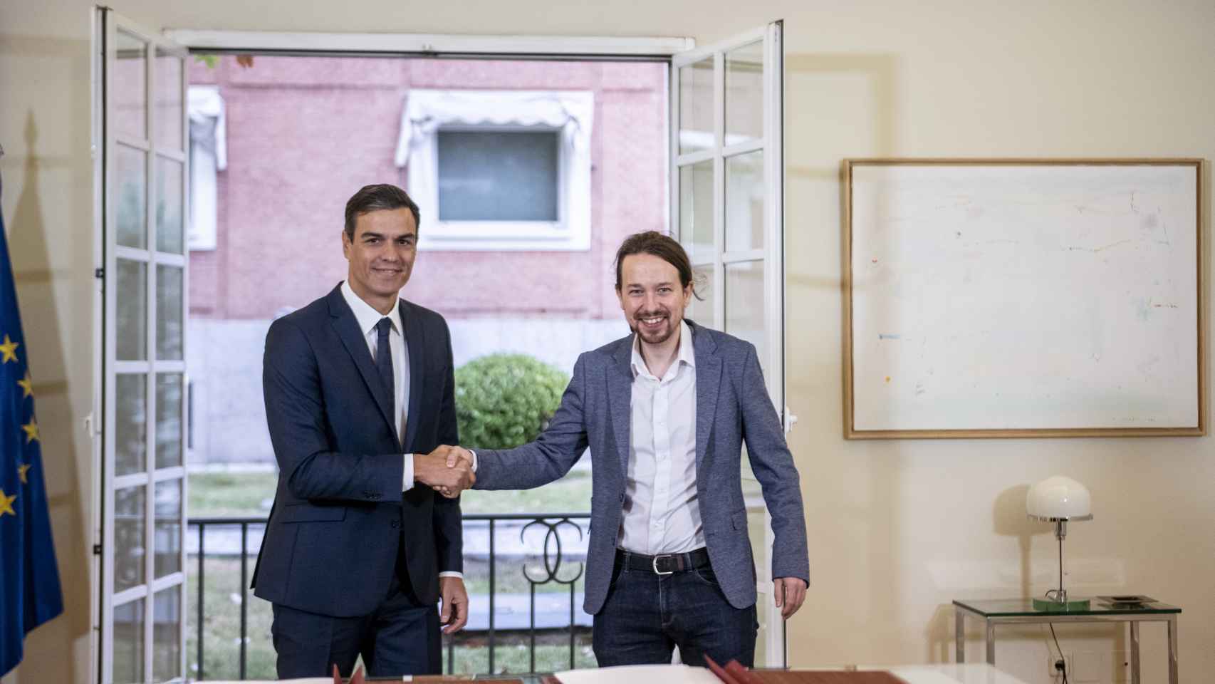 Pedro Sánchez y Pablo Iglesias en la firma del acuerdo presupuestario en Moncloa.